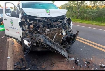 Colisão traseira entre van e caminhão canavieiro deixa feridos na Rodovia João Mellão