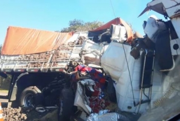 Colisão entre carretas deixa motorista ferido e provoca interdição de rodovia em Itaí