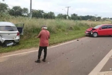 Batida entre dois carros deixa feridos e mobiliza equipes de resgate na SP-255 em Itaí