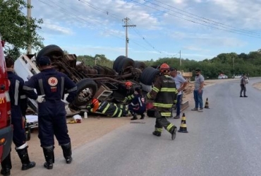 Acidente deixa três pessoas gravemente feridas em estrada vicinal de Itapeva