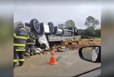 Motorista morre após carreta tombar em rodovia vicinal de Itaporanga