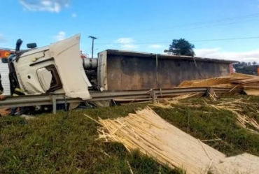 Caminhão carregado com madeira tomba e mobiliza bombeiros de Itararé