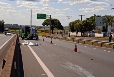 Batida entre moto e caminhão mata motociclista na Rodovia Raposo Tavares