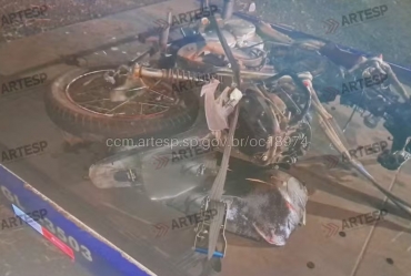 Motociclista morre após bater de frente com carreta na Rodovia Raposo Tavares em Ipaussu