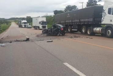 Dois homens morrem em colisão entre carro e caminhão em Angatuba