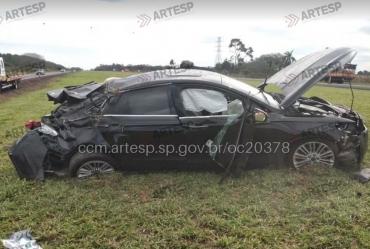 Carro capota e deixa quatro feridos na Castello Branco em Avaré
