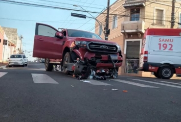 Motociclista fica ferido após ser atingido por caminhonete em cruzamento