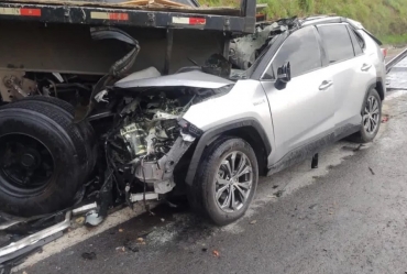 Passageira morre após carro bater em caminhão que se envolveu em acidente com van de pacientes