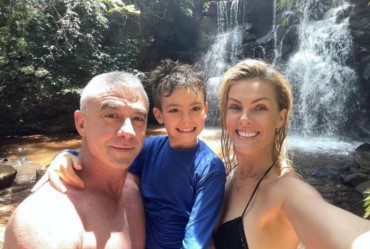 Ana Hickmann visita Cascata de Águas de Santa Bárbara 