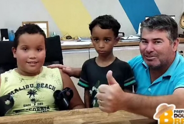 Prefeito Douglas ganha rifa e devolve prêmio para família 