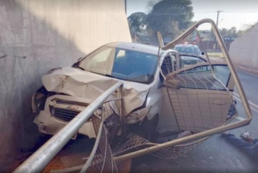 Grupo é detido após bater carro em grade de túnel durante perseguição policial em Avaré