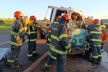 Acidente entre van e caminhão deixa uma pessoa presa às ferragens em rodovia de Avaré