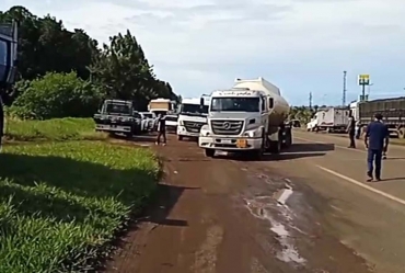 Caminhoneiros interditam trecho da SP-255 em protesto pró-Bolsonaro