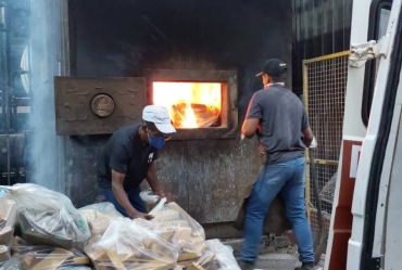 Polícia Civil destrói 1,2 tonelada de droga apreendida em caminhão na Castello Branco