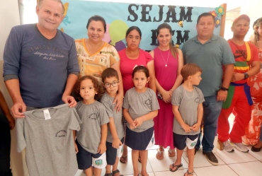 Taguaí entrega uniformes para alunos da rede municipal 