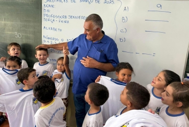 Prefeitura de Sarutaiá entrega uniforme aos alunos da rede municipal de ensino