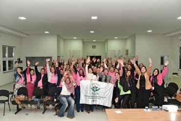 Mulheres se descobrem no campo em evento em Coronel Macedo
