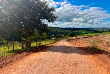 Prefeitura intensifica manutenção das estradas rurais em Timburi