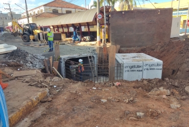 Obra de drenagem avança no centro de Avaré
