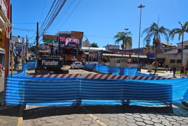 Trecho da Rua Rio Grande do Sul de Avaré segue interditado para obras contra enchentes 
