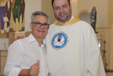 Prefeito Isnar participa da ordenação sacerdotal do missionário Ênio José na Paróquia Nossa Senhora das Dores em Fartura