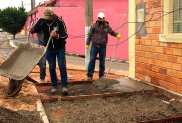 Prefeitura de Itaporanga refaz calçada da Casa da Criança