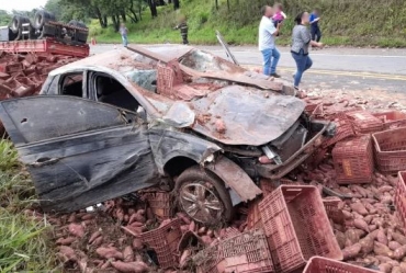 Caminhão carregado com batata-doce tomba, atinge veículos e deixa feridos