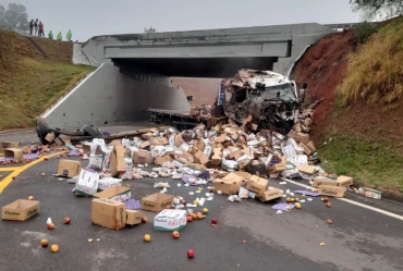 Caminhão cai de viaduto e deixa carga espalhada pela rodovia em Santa Cruz do Rio Pardo