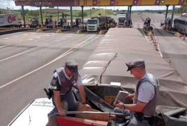 Polícia Rodoviária apreende meia tonelada de cocaína escondida em fundo falso de carreta em Itatinga