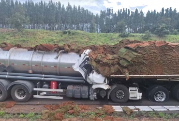 Caminhoneiro morre após colisão traseira na Rodovia Castello Branco no interior de SP