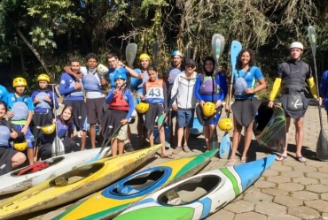 Com apoio de canoístas profissionais, pais de atletas mirins vendem bolos para comprar material esportivo