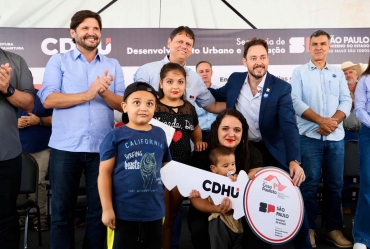 Prefeito Éder Miano e governador Tarcísio de Freitas entregam 253 casas em Taquarituba