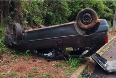 Carro é encontrado capotado e abandonado em avenida de Piraju