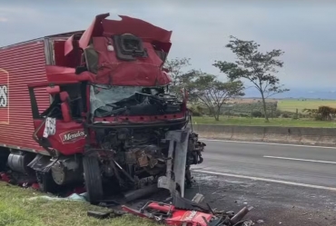 Caminhoneiro morre em acidente envolvendo carreta canavieira em Santa Cruz do Rio Pardo
