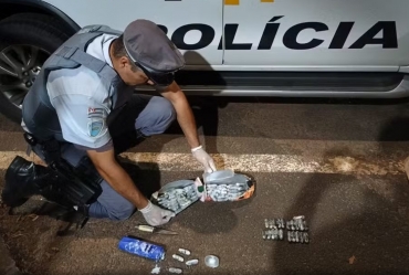 Casal de bolivianos é preso com cápsulas de pasta base de cocaína em Ourinhos