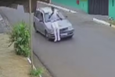 Pedestre é atingido por carro em Ipaussu e sai andando após o atropelamento