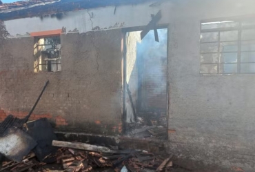 Incêndio em casa mobiliza bombeiros em Itapetininga