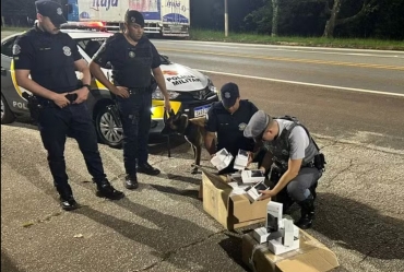 Polícia Rodoviária prende passageiros de ônibus com mais de 70 celulares sem nota fiscal em Itararé