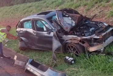 Mecânico e suposto comprador que dirigiam Mercedes sem cinto em 'test drive' foram ejetados no capotamento, diz polícia