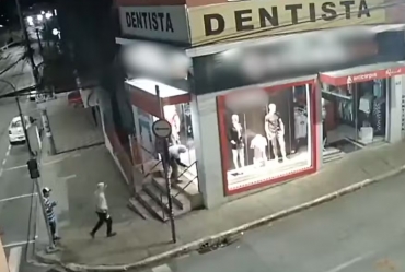 Suspeitos arrombam porta e em menos de dois minutos furtam loja no Centro de Itapeva