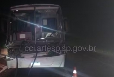 Batida entre ônibus e caminhão deixa mais de 30 feridos em Itapeva
