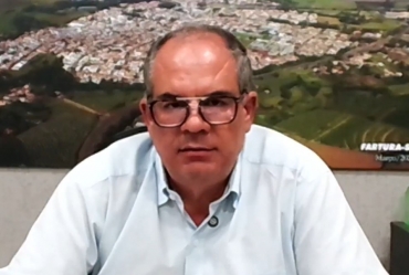Prefeito firma convênio com a Sabesp e cancela Expofar por dois anos durante live dos 100 dias de mandato