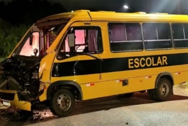 Batida entre dois ônibus mobiliza Corpo de Bombeiros em Cerqueira César