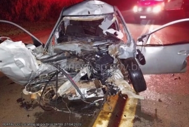 Acidente entre carro e caminhão deixa um morto na SP-255 em Taquarituba