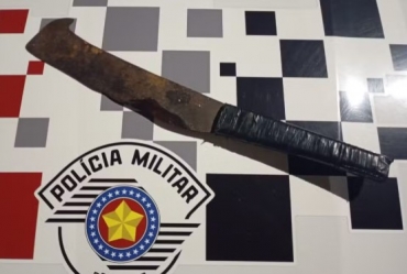 Pai e filho são presos após atacar três pessoas com facão em briga de bar em Manduri