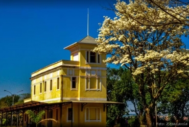 Ministério Público de SP tenta intermediar solução para famílias que ocupam casas na Estação Ferroviária de Piraju