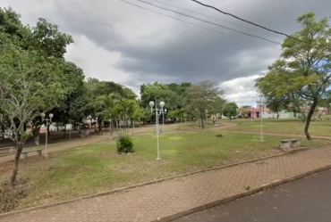 Homem é preso em flagrante suspeito de agredir companheira com correntes em praça de Piraju