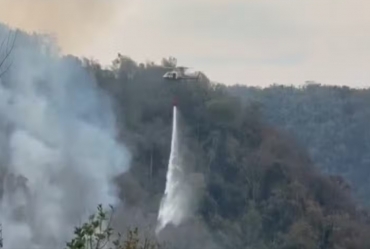 Helicóptero Águia usa água de represa para apagar fogo em área de proteção ambiental em Timburi