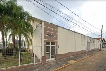 Estudante de medicina veterinária é investigada após ser filmada matando filhote de porco em Avaré