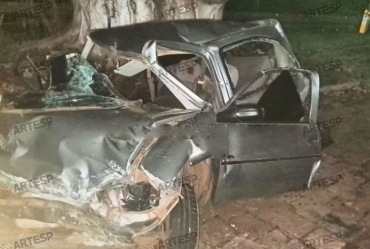 Jovem morre após bater carro em defensa metálica e ser esmagado por carreta em Ourinhos 